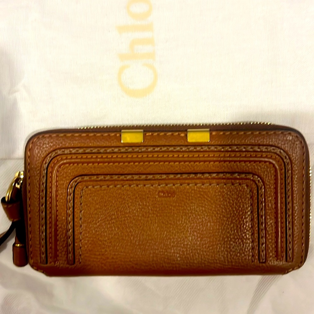 CHLOÉ
Tan Marcie Long Wallet